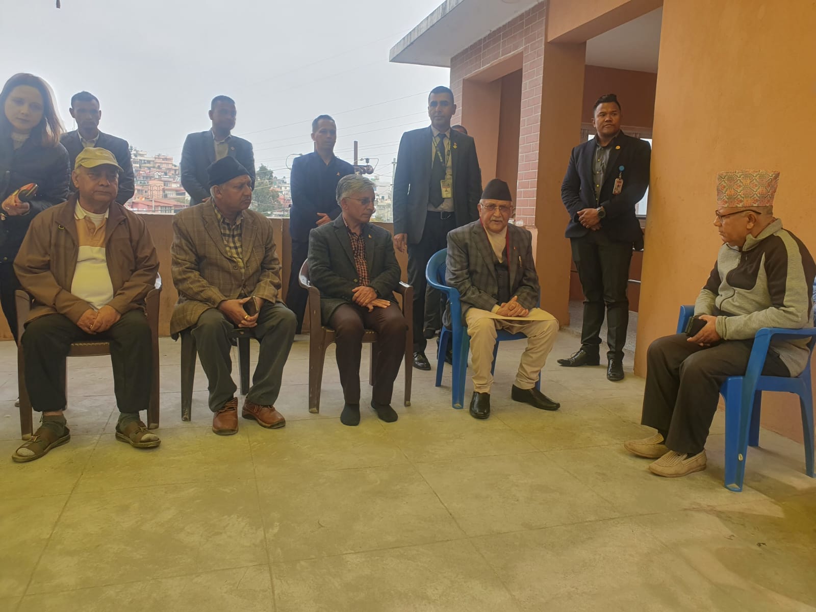भ्रातृशोकमा परेका माधव नेपाललाई भेटे एमाले अध्यक्ष ओलीले